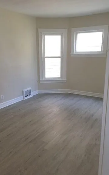 2216 Ontario Ave — Photo 2