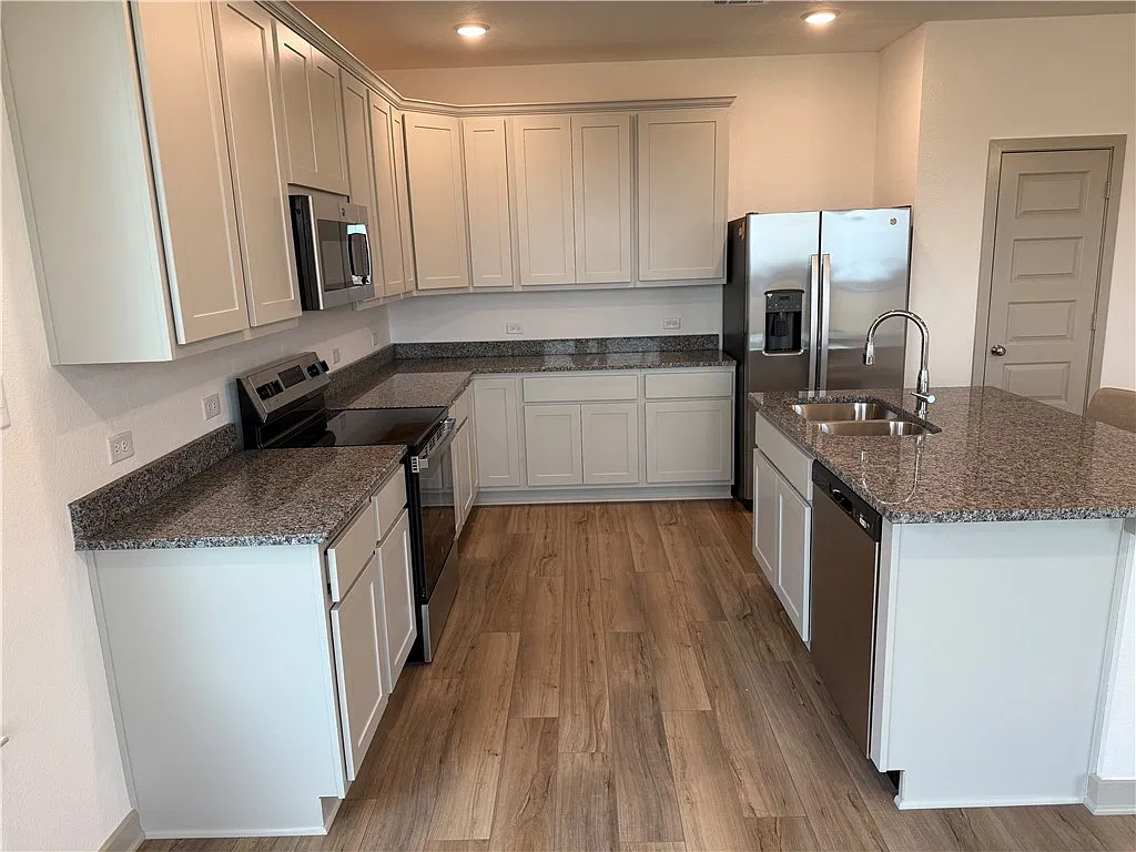 4 bed, 1662 sqft, $2,500 — Photo 2
