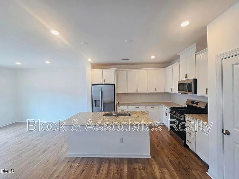 3 bed, 2.5 bath, $2,300 — Photo 2