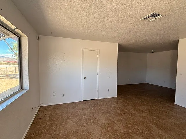 3 bed, 2.0 bath, 1893 sqft, $1,300 — Photo 3