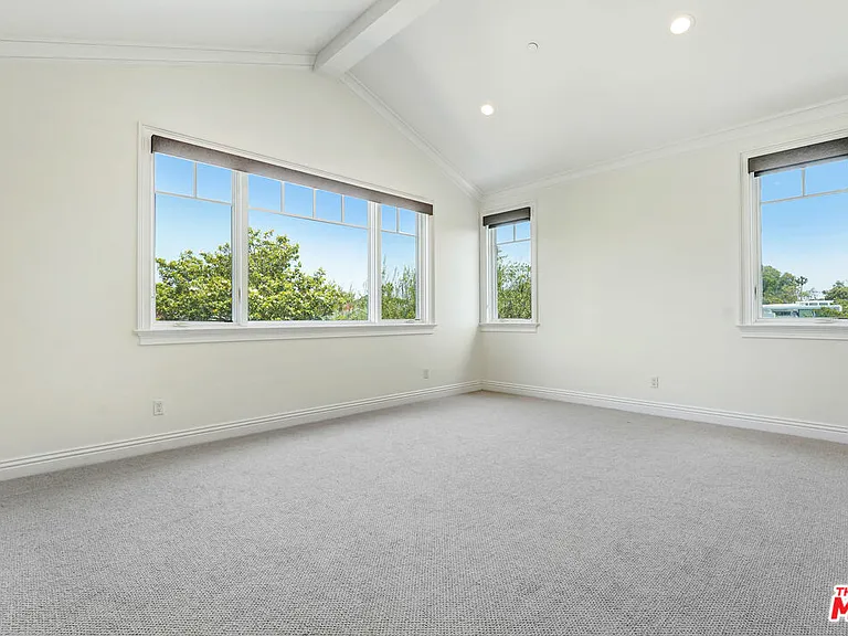 11540 Clover Ave — Photo 37