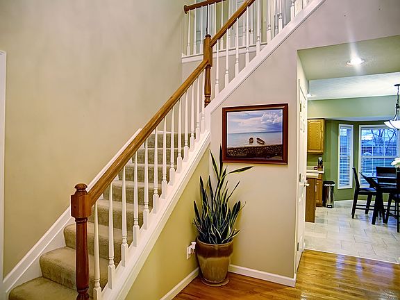 5th image of 102 Crown Point Dr