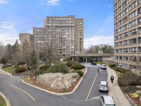 250 Hammond Pond Pkwy #Penthouse 1s, Chestnut Hill, MA 02467