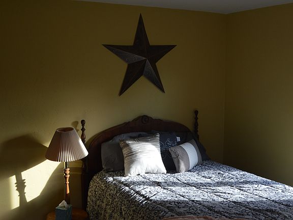 Spare bedroom 