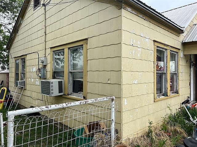 2nd image of 110 N Oak St