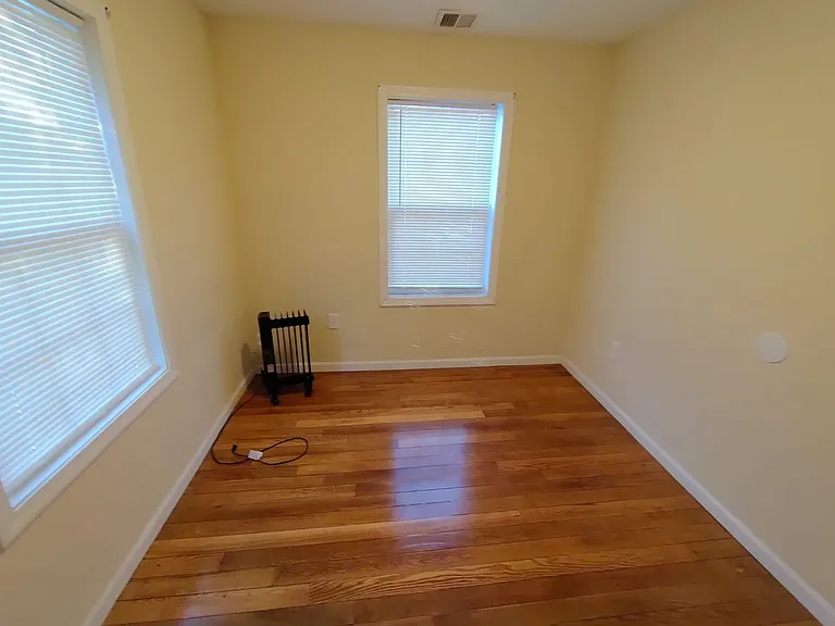 748 Russell St — Photo 12