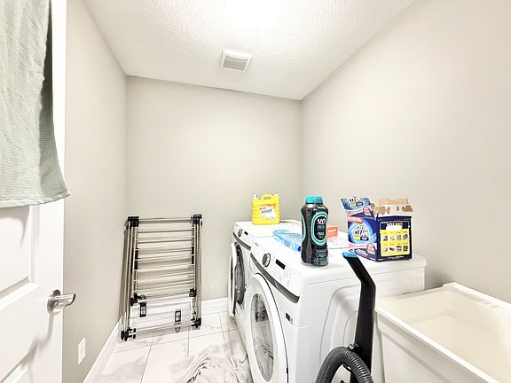 3rd image of 3089 Turner Cres