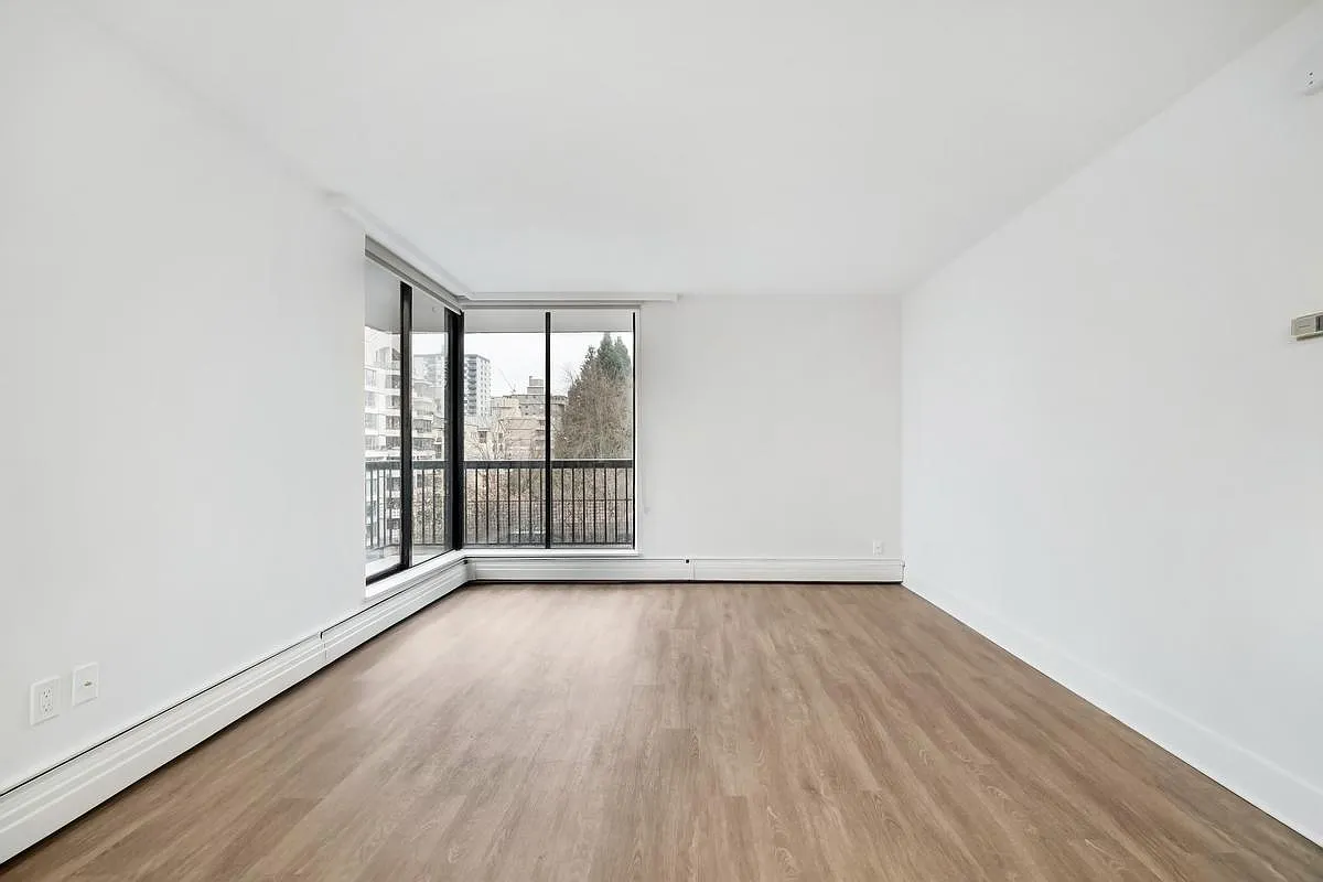 945 Jervis Street — Photo 4