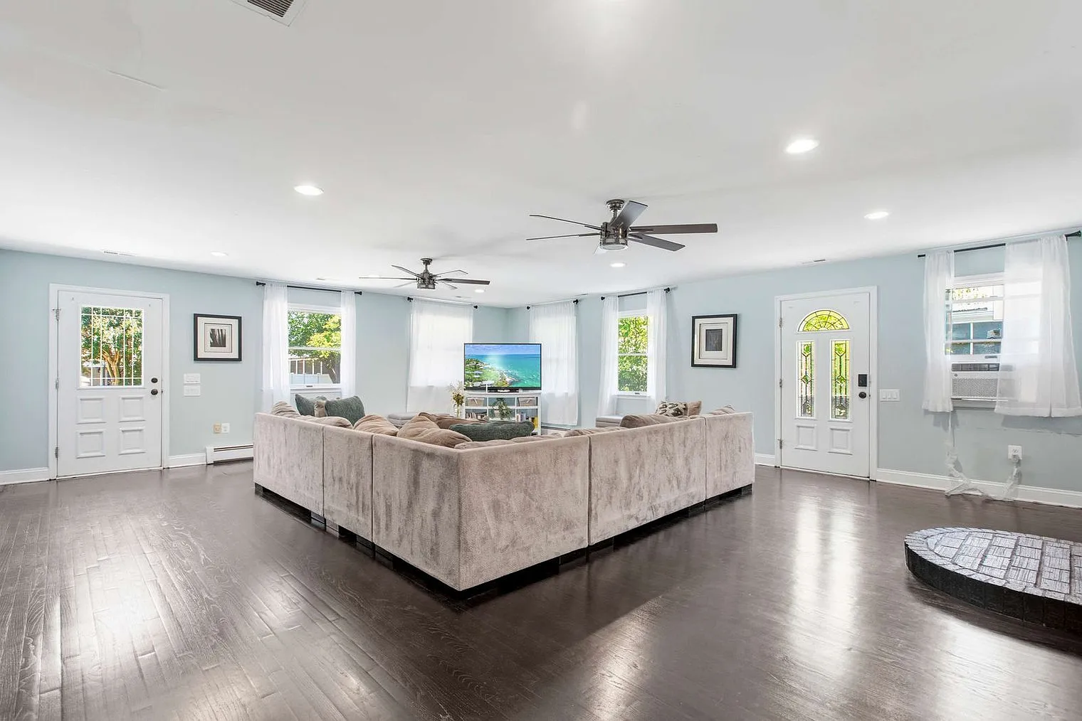 6 bed, 3.0 bath, 2992 sqft, $10,528 — Photo 2