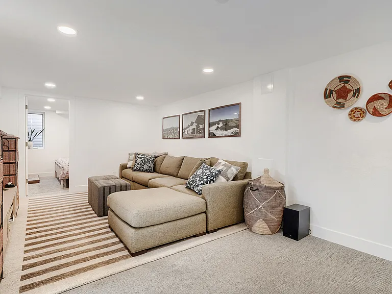 2215 Syracuse St — Photo 20
