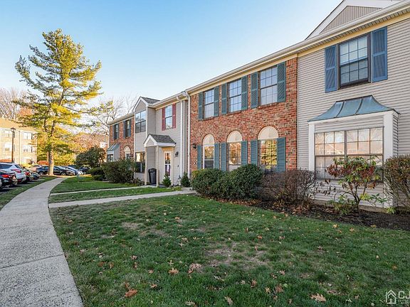 4th image of 355 Bromley Pl