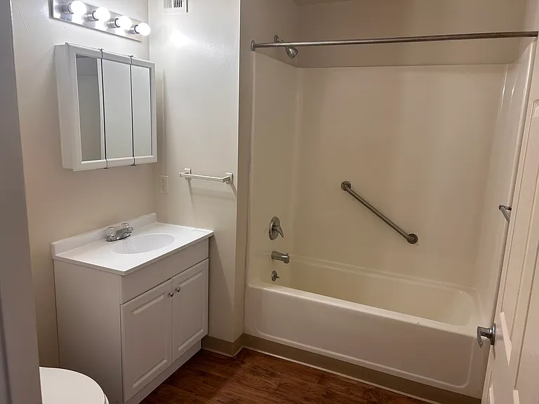 Hudson Pointe Apartments 55+ Community — Photo 4