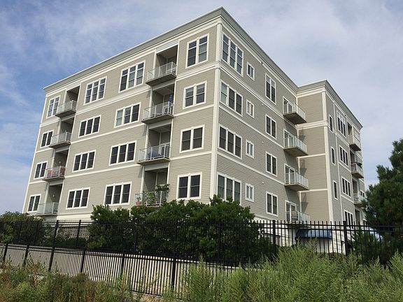3rd image of 150 Harbour Close Unit 204