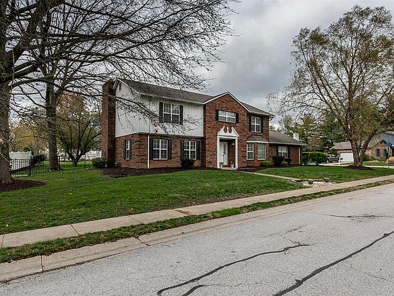 3rd image of 704 Wildwood Ln
