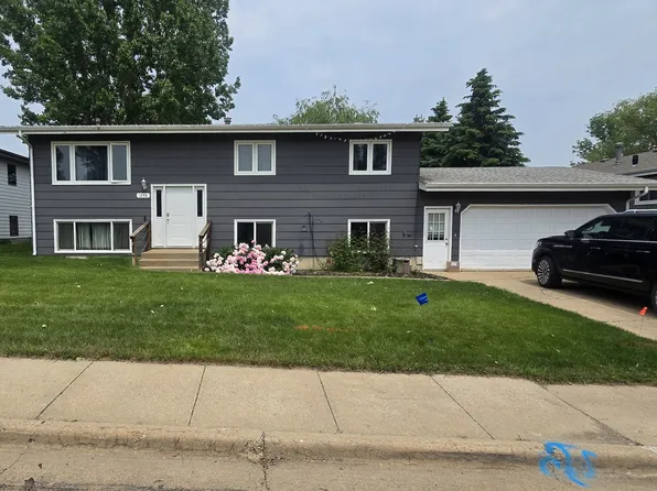 1258 13th St W, Dickinson, ND 58601