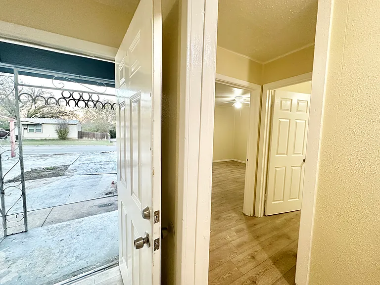 104 E Fowler Ave — Photo 32