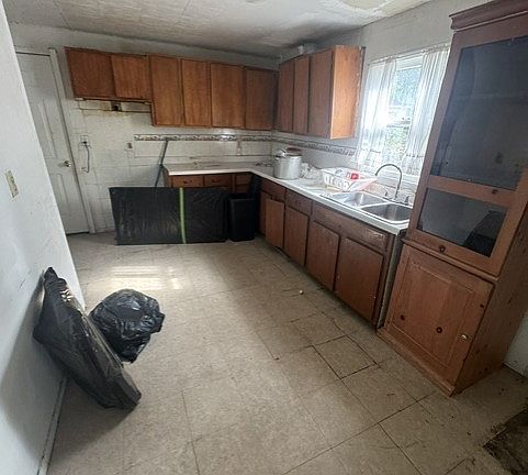 5th image of 308 Superior St