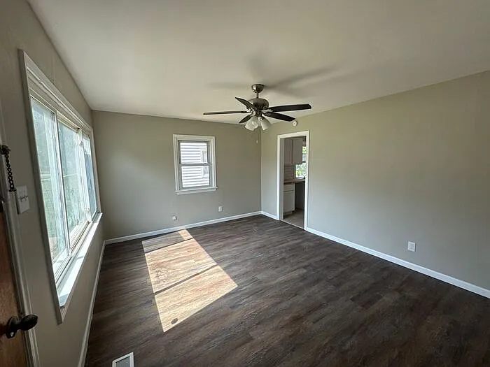 4 bed, 1.0 bath, 1143 sqft, $1,800 — Photo 3