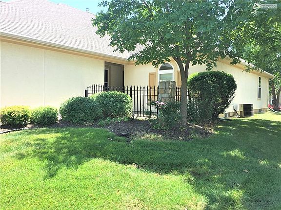 Front courtyard with front door tucked into corner.