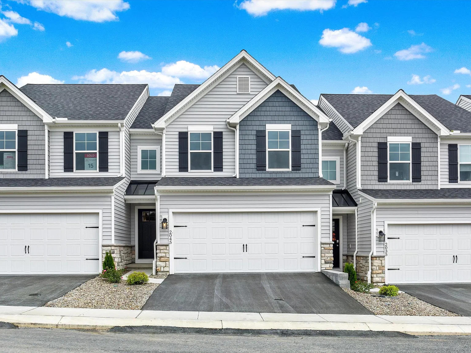3 bed, 2.5 bath, 1947 sqft, $2,250 — Photo 1