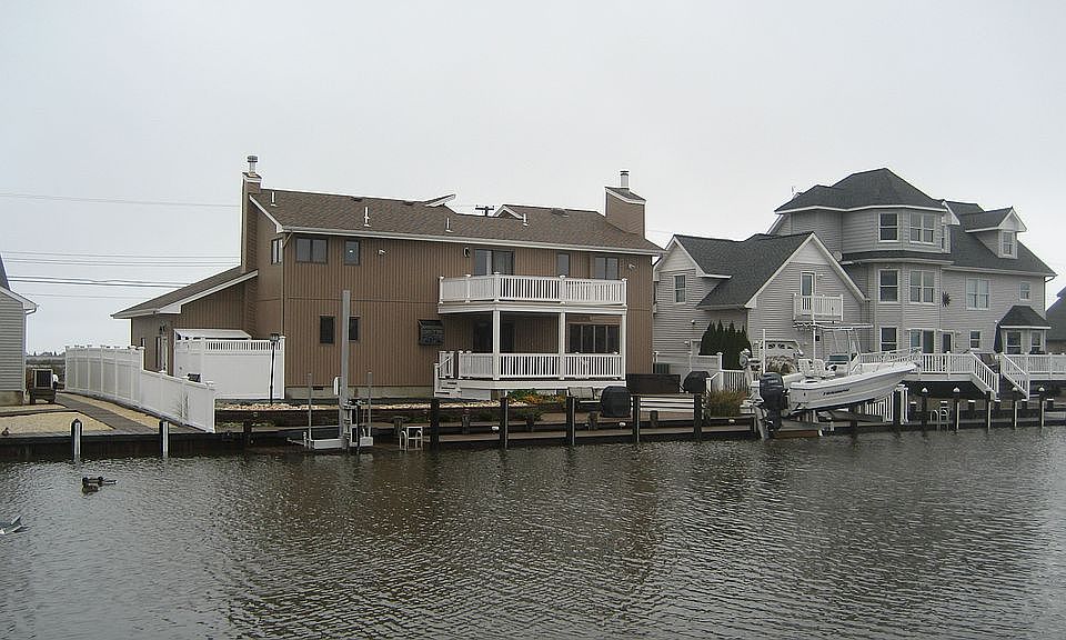 2nd image of 1105 E Hickory Dr