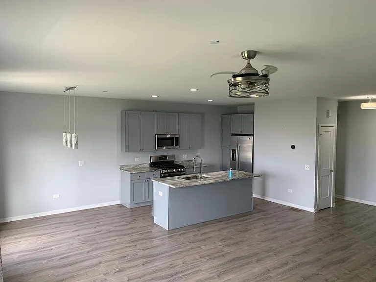 906 Gillespie Ln — Photo 3