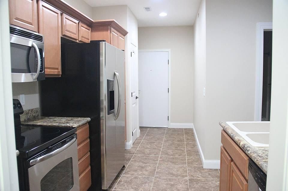 Kitchen - All stainless steel appliances are included