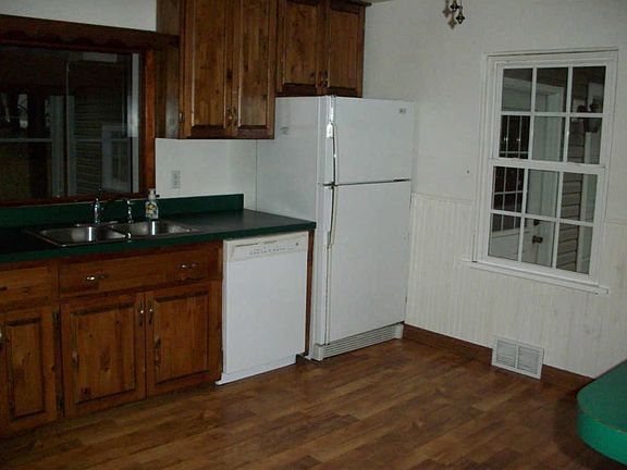 4th image of 19 Meadow Ln