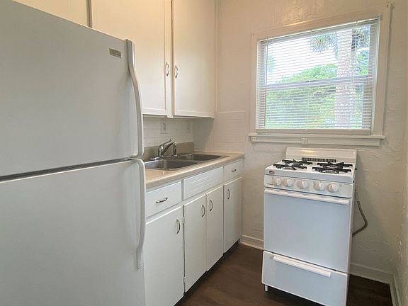 3rd image of 117 1/2 Demotte Ave