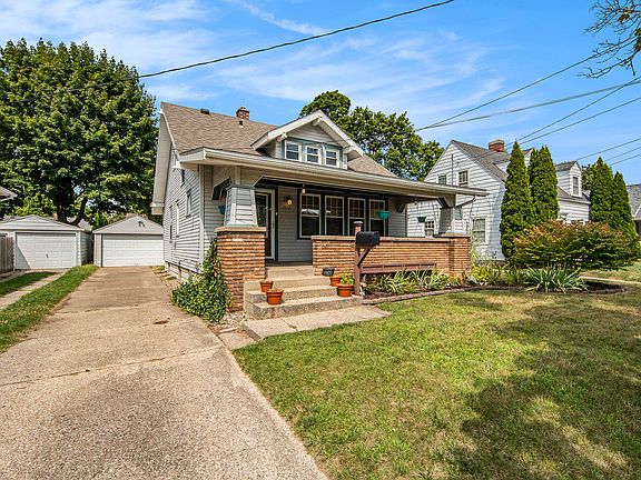 2nd image of 1013 Oaklawn St NE