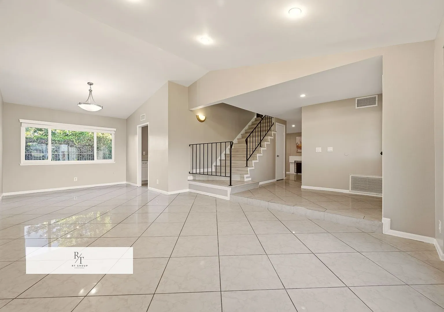 Beautiful Remodeled 4-Bedroom Home in a Golf Course Community! — Photo 4