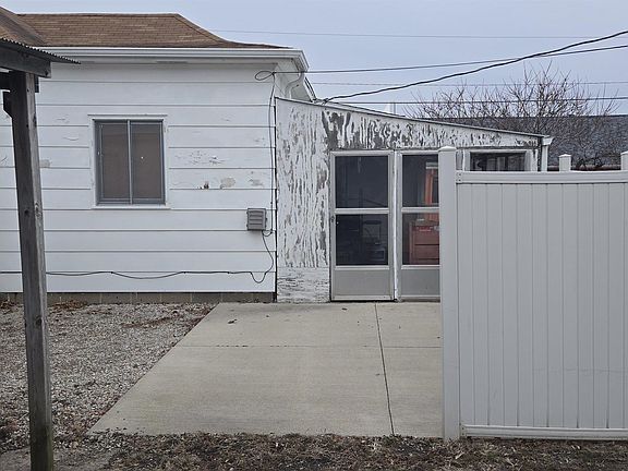 5th image of 65 13th Ave W