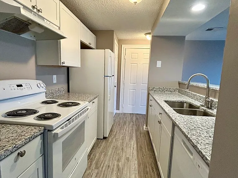 1610J Arlyn Cir — Photo 2