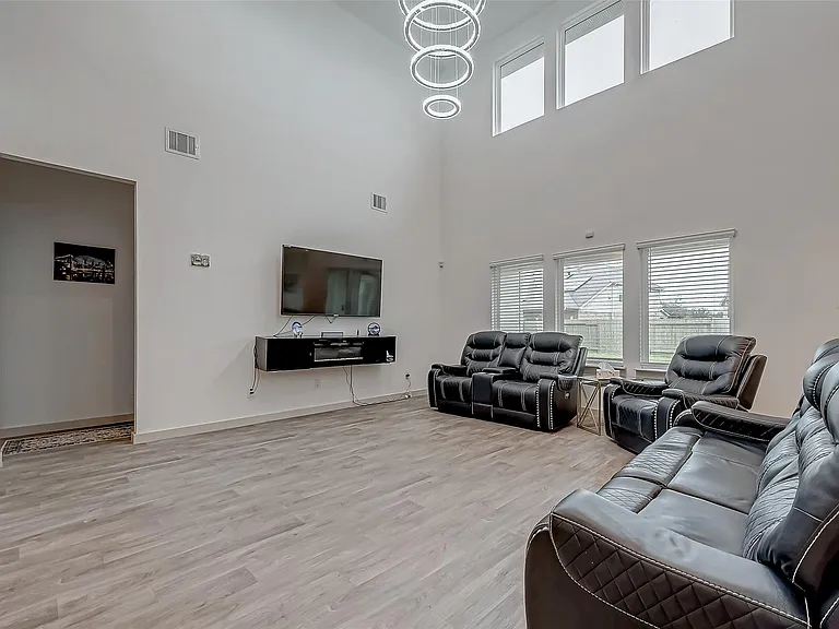 6850 Amber Cliff Ln — Photo 11