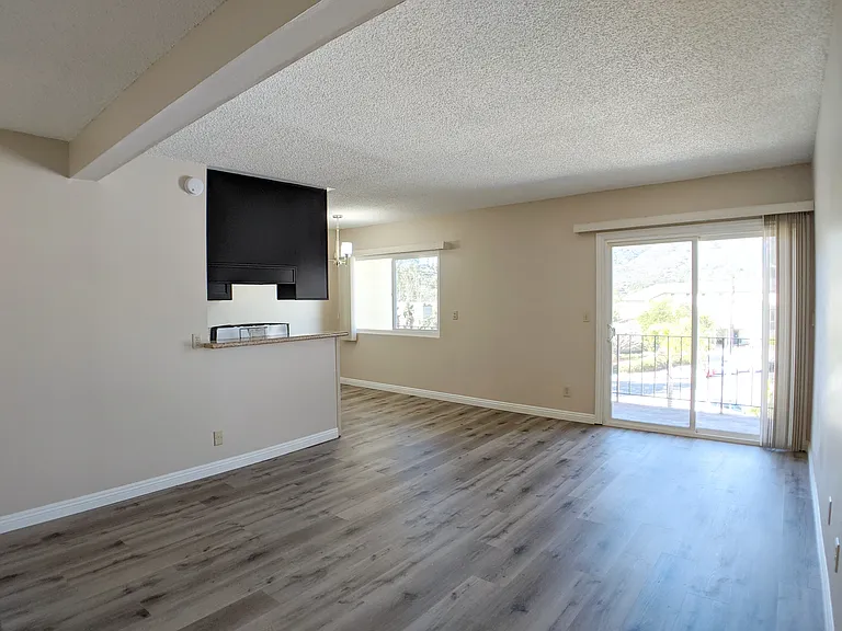 2851 Montrose Ave — Photo 7