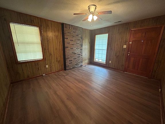 2nd image of 307 Pinewood St