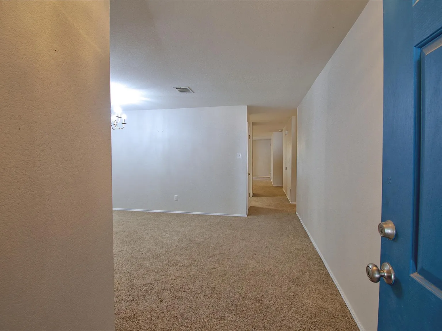 3 bed, 2.0 bath, 1738 sqft, $2,050 — Photo 4