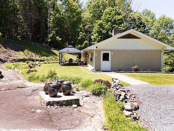 4th image of 415 Cape Horn Rd