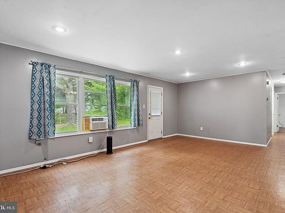 3rd image of 215 Somerset Dr