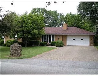 136 Highview St photo 1