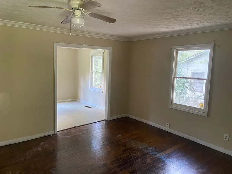 563 Parkchester Dr — Photo 9