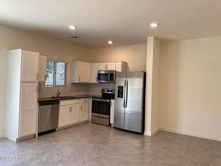 8335 N 22nd Dr — Photo 5