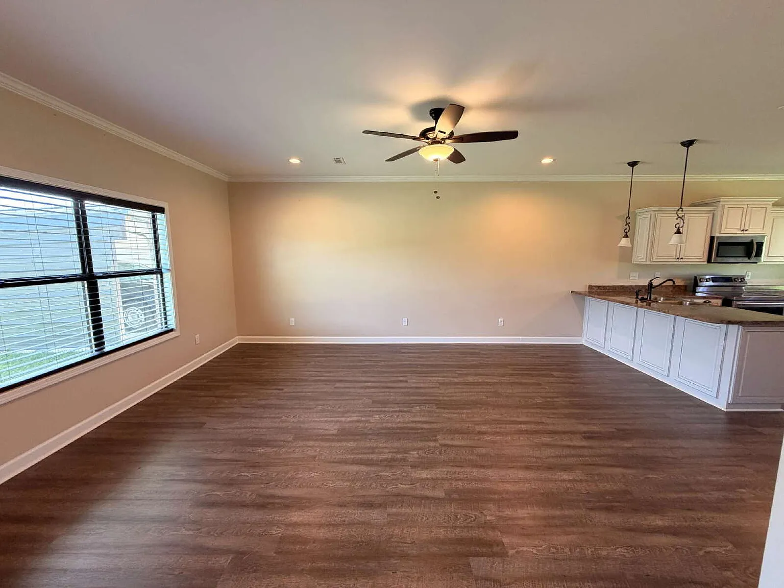 3 bed, 2.0 bath, 1518 sqft, $1,800 — Photo 3