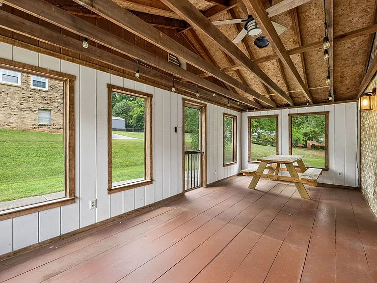 1810 Theresa Dr — Photo 43