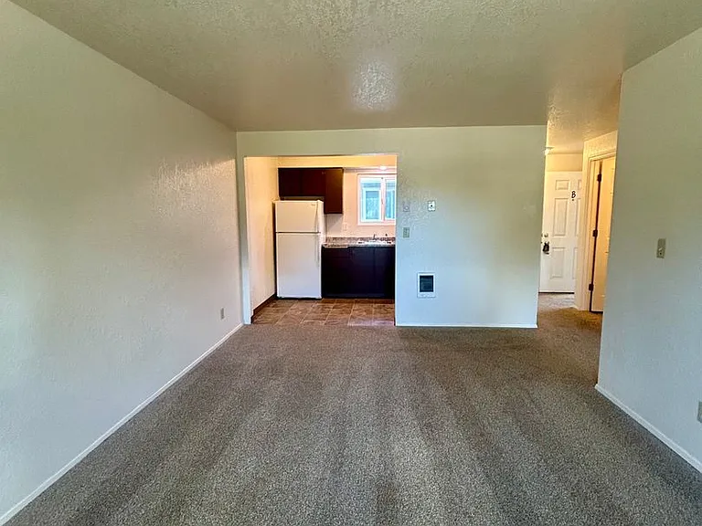 809-875 Plymouth Dr NE — Photo 18