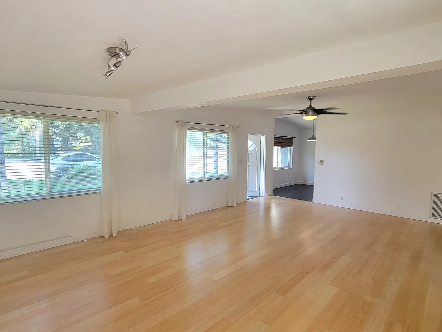 2 bed, 987 sqft, $2,200 — Photo 3
