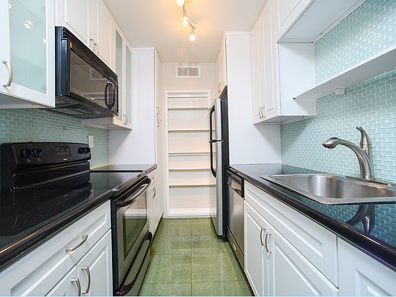 4th image of 330 S Mentor Ave Unit 137