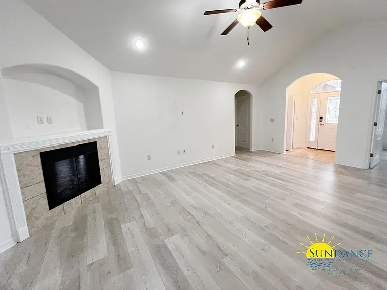 407 Serene Ct — Photo 2