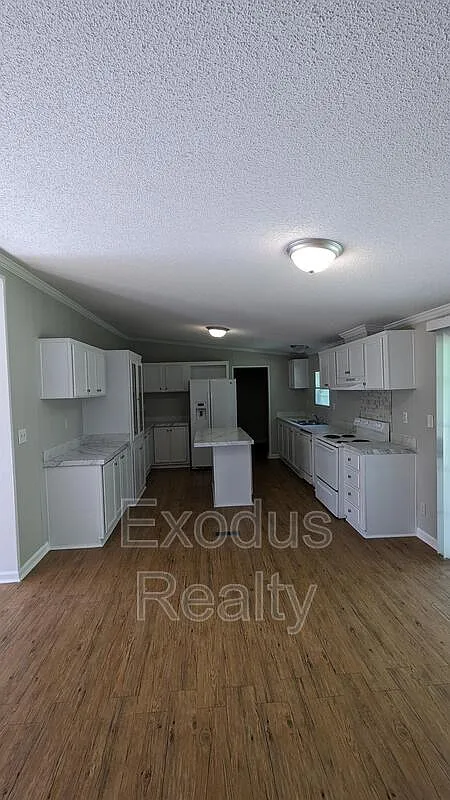 4 bed, 2.0 bath, 2100 sqft, $1,749 — Photo 3