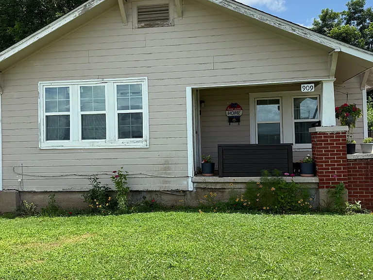 909 N Pottenger Ave — Photo 1